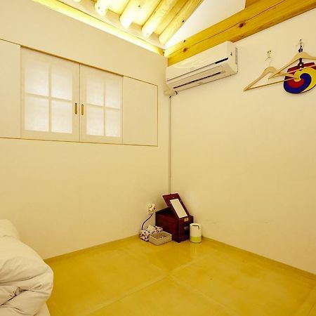 Hanok 24 Guesthouse Gyeongbokgung Сеул Екстер'єр фото