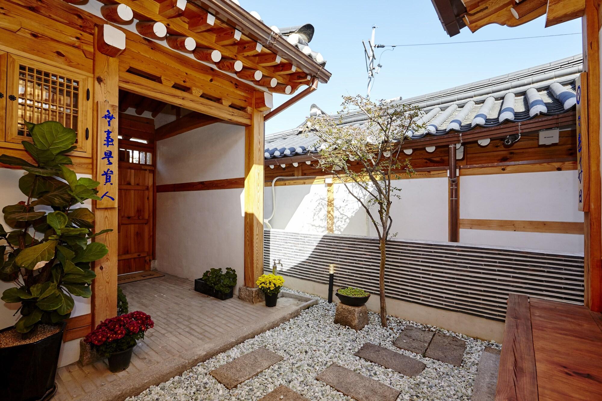Hanok 24 Guesthouse Gyeongbokgung Сеул Екстер'єр фото